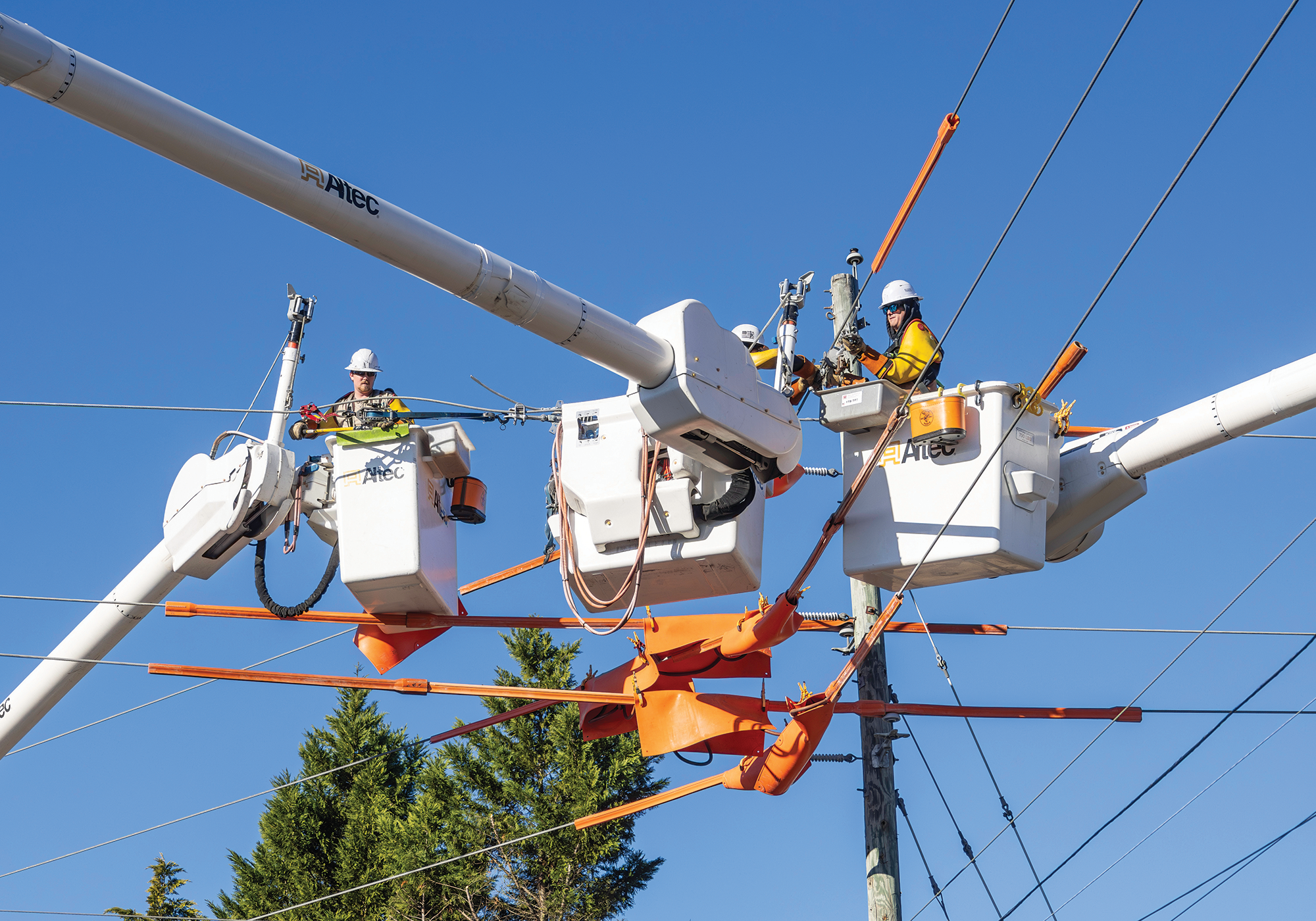 Lineworkers Jordan Bradshaw, Oscar Meeks, and Davis Wynne